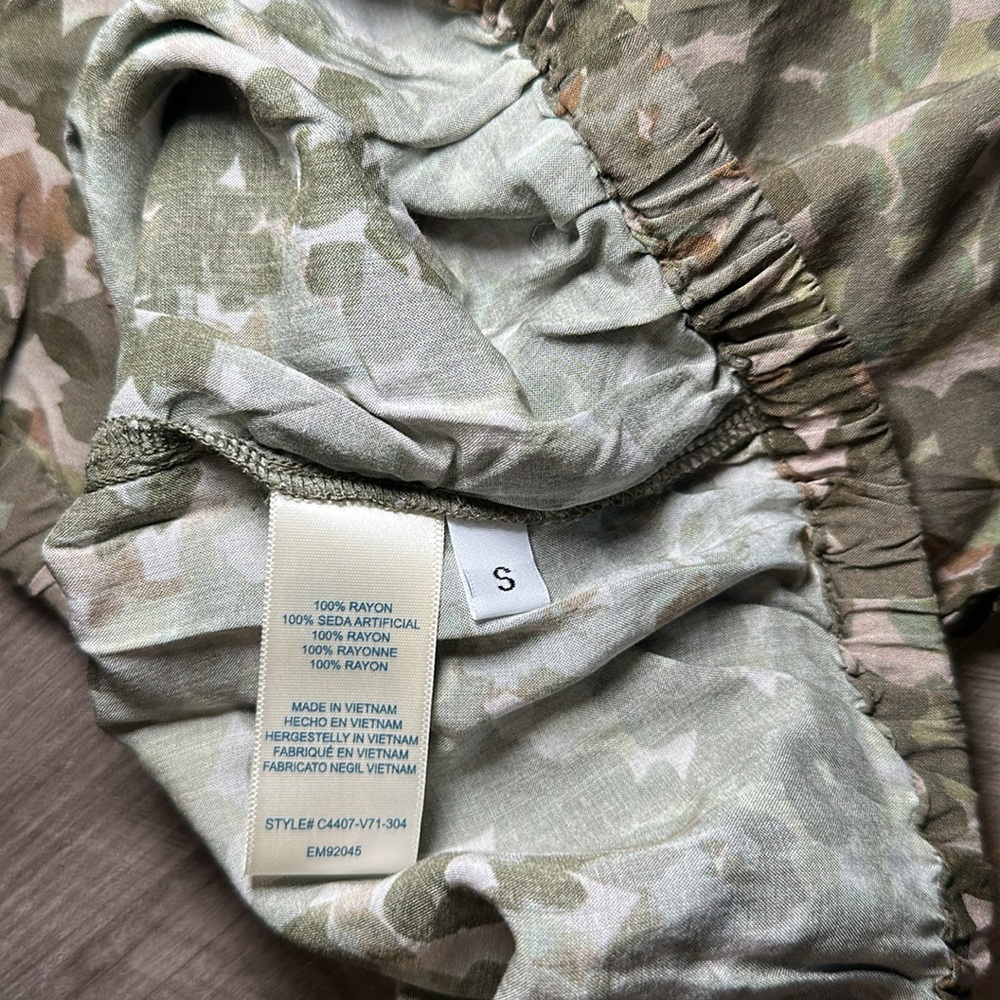 Cloth & Stone Anthropologie Green Camouflage Elastic Hems Blouse - Small - Picture 5 of 5